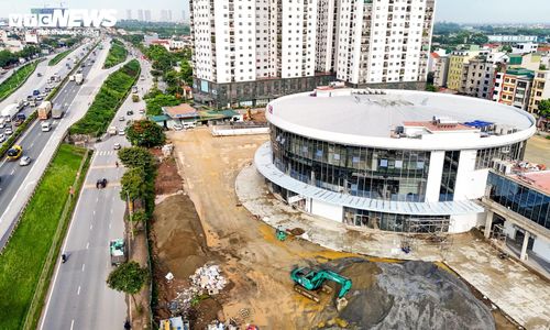Trung tâm của bến xe là tòa nhà hình tròn có diện tích khoảng 2.000 m². Theo phương án bố trí công năng, tầng một sẽ là khu bán vé kết hợp showroom, trong khi tầng hai được sử dụng để kinh doanh dịch vụ ăn uống, đáp ứng nhu cầu của hành khách trong thời gian chờ xe.