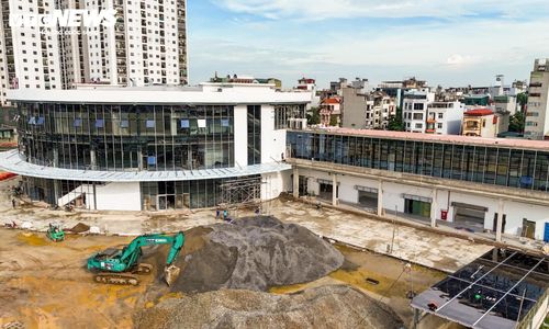 Phần mái của tòa nhà trung tâm cũng đã hoàn thành lắp đặt. Trong khi đó, các công nhân đang tập trung hoàn thiện những công đoạn cuối cùng bên trong tòa nhà.