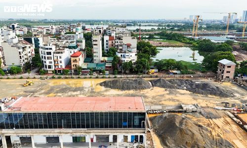 Bên ngoài công trình, các đơn vị thi công đang triển khai san nền, thảm nhựa, đổ bê tông các tuyến đường nội bộ và trồng cây xanh nhằm hoàn thiện hạ tầng, cảnh quan của bến xe.