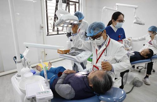 Khám sức khỏe cho người dân tại Trạm Y tế phường Việt Hưng. Ảnh: Như Ý