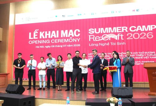 Ông Jonathan Baker, Trưởng Đại diện UNESCO tại Việt Nam trao chứng nhận cho đại diện các trường đại học tham gia chương trình. Ảnh: Vi Giáng