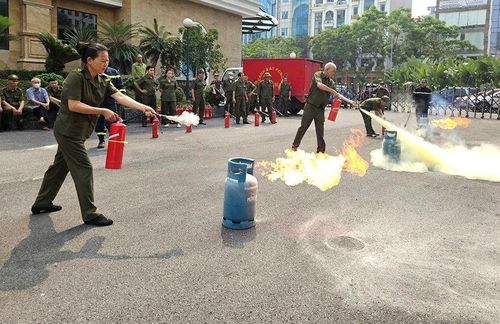 Lực lượng tham gia bảo vệ an ninh, trật tự ở cơ sở phường Cầu Giấy và phường Yên Hòa tập huấn nghiệp vụ phòng cháy, chữa cháy. Ảnh: Văn Cường