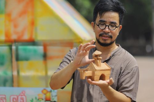 Nghệ nhân sơn mài Nguyễn Tấn Phát. Ảnh: Khánh Huy