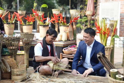 Tiến sĩ Lê Xuân Kiêu, Giám đốc Trung tâm Hoạt động Văn hóa Khoa học Văn Miếu - Quốc Tử Giám cùng với nghệ nhân tại không gian trải nghiệm. Ảnh: Khánh Huy
