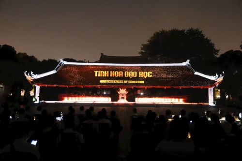 Tour đêm Văn Miếu - Quốc Tử Giám với màn hình diễn ánh sáng, 3D Mapping là một trong những sản phẩm hợp tác công - tư, huy động nguồn lực xã hội và ứng dụng công nghệ số trong bảo tồn, phát huy giá trị di sản. Ảnh: Khánh Huy