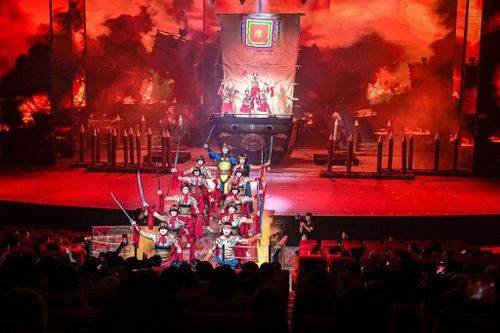 Nghệ thuật trình diễn, âm nhạc và hiệu ứng sân khấu hòa quyện, tạo nên những khoảnh khắc giàu cảm xúc cho khán giả. Ảnh: VT