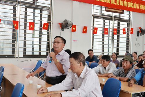 Hộ gia đình có công trình vi phạm trên đất nông nghiệp phát biểu ý kiến tại hội nghị. Ảnh: NM