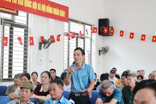 Hộ gia đình có công trình vi phạm trên đất nông nghiệp phát biểu ý kiến tại hội nghị. Ảnh: NM
