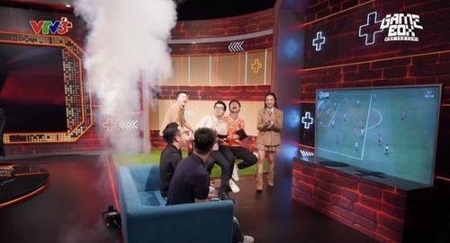 Các bình luận viên phải trải qua nhiều thử thách của chương trình, mang đến nhiều tiếng cười giải trí thú vị.