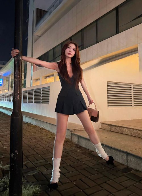 Những hình ảnh gần đây của Khổng Tú Quỳnh trên trang cá nhân đều mang phong cách trẻ trung, quyến rũ.