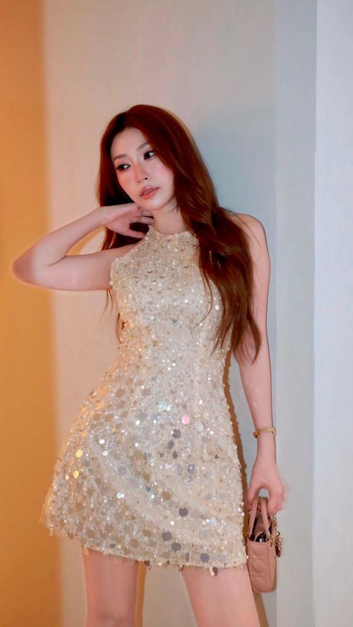 Ở tuổi 35, Khổng Tú Quỳnh vẫn giữ được vẻ ngoài trẻ trung, rạng rỡ, gợi nhớ hình ảnh “Công chúa dâu tây” từng làm nên tên tuổi một thời.
