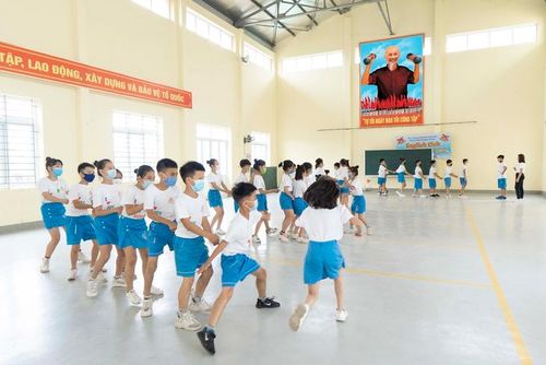 Vận động hợp lý cùng chế độ dinh dưỡng khoa học giúp trẻ phát triển toàn diện.