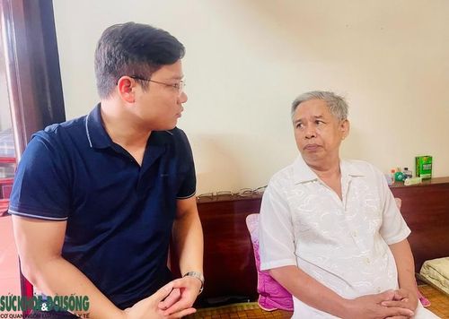Phóng viên Báo Sức khỏe và Đời sống trò chuyện cùng cựu chiến binh Nguyễn Quang Thục.
