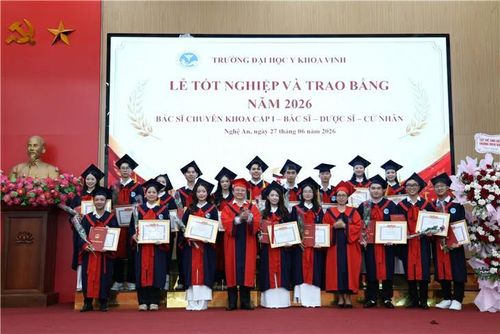 TTƯT. PGS.TS. Nguyễn Văn Tuấn - Bí thư Đảng ủy, Hiệu trưởng trường Đại học y khoa Vinh trao giấy khen và bằng tốt nghiệp cho học viên.