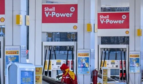 Reuters cho biết hai tàu chở khoảng 60.000 tấn xăng đã rời cảng Ấn Độ để tới Nga, dù Bộ trưởng Dầu mỏ Ấn Độ Hardeep Singh Puri khẳng định nước này không trực tiếp xuất khẩu xăng sang Nga.