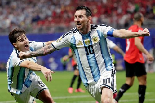 Lionel Messi ăn mừng bàn thắng trong trận đấu với Ai Cập. Nguồn: Reuters.