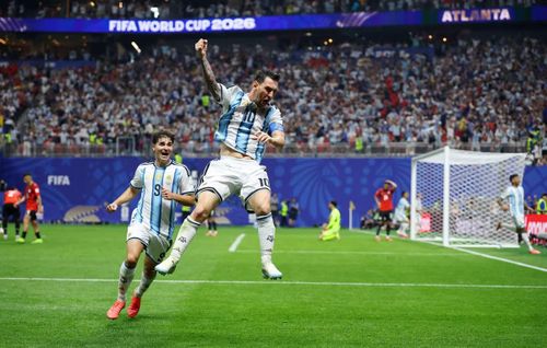 Lionel Messi của Argentina ăn mừng bàn thắng thứ hai. Nguồn: Reuters.