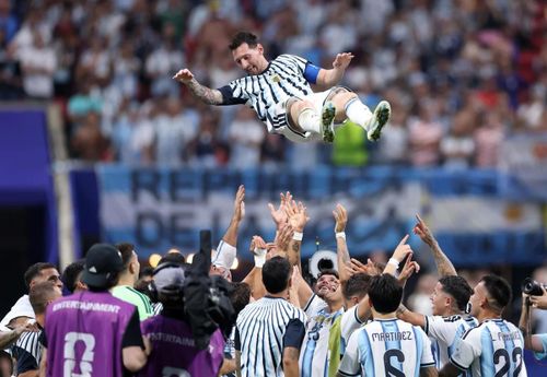 Lionel Messi được các đồng đội tung lên không trung để ăn mừng. Nguồn: Getty Images.