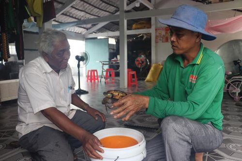 Ông Lâm Thu người có uy tín tham quan mô hình sản xuất của hộ dân trên địa bàn. Ảnh CTV