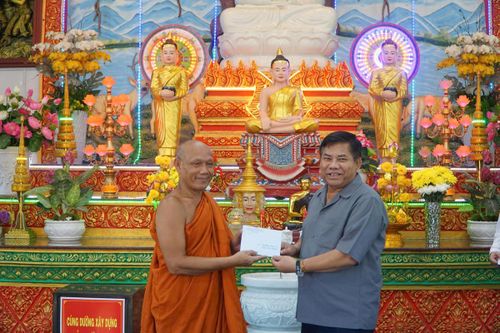 Thứ trưởng Bộ Dân tộc và Tôn giáo Y Thông trao quà tới Hòa thượng Thạch Hà trong dịp Tết chôl Chnăm Thmây năm 2026. Ảnh CTV