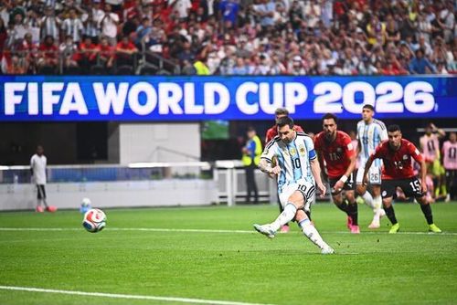 Messi có thói quen chạy đà ngắn, không dừng lại và sút thẳng vào góc đã nhắm từ trước. Ảnh: Alamy.
