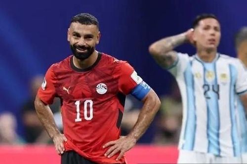 Mohamed Salah thất thần sau khi Enzo Fernandez ghi bàn thắng thứ 3 cho Argentina. Ảnh: Brett Davis/Reuters.