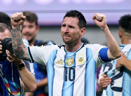 Sau khi trận đấu khép lại, Messi bật khóc vì vui sướng. Trong thời khắc khó khăn nhất, khi Argentina đối diện nguy cơ bị loại, M10 đã lên tiếng đúng lúc.