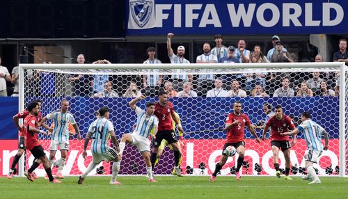Tuy nhiên, Messi vẫn biết cách tỏa sáng như thường lệ để giúp Argentina vượt khó. Phút 79, M10 kiến tạo để Cristian Romero rút ngắn tỷ số xuống còn 1-2, trước khi chính anh ghi bàn gỡ hòa 2-2 đầy cảm xúc chỉ ít phút sau đó.
