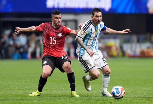 Messi trải qua trận đấu khó khăn nhất từ đầu World Cup 2026 khi đụng độ Ai Cập với lối chơi phản công khó chịu. Trong 2/3 thời gian thi đấu, siêu sao người Argentina gặp nhiều khó khăn trước đội hình được tổ chức tốt của đối thủ.