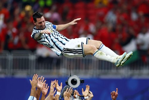 Các đồng đội tri ân Messi sau chiến thắng nghẹt thở. Đối thủ của Argentina tại vòng tứ kết là đội thắng trong cặp đấu giữa Colombia và Thụy Sĩ.