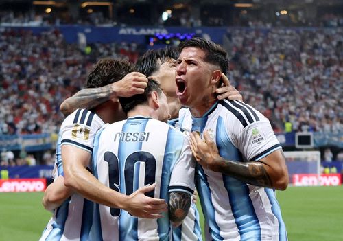 Sau bàn gỡ hòa của Messi, CĐV Argentina vỡ òa cảm xúc nhờ pha lập công nâng tỷ số lên 3-2 của Enzo Fernandez ở cuối hiệp hai. Đại diện Nam Mỹ tạo nên màn ngược dòng kịch tính nhất từ đầu World Cup 2026.