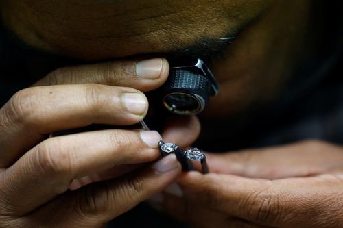 Việc kiểm định một viên kim cương phải trải qua rất nhiều giai đoạn. Ảnh: Reuters.