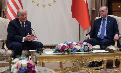  Tổng thống Mỹ Donald Trump và Tổng thống Thổ Nhĩ Kỳ Tayyip Erdogan hội đàm song phương trước khi tham dự hội nghị thượng đỉnh các nhà lãnh đạo NATO, tại Phủ Tổng thống Bestepe ở Ankara, Thổ Nhĩ Kỳ, ngày 7/7. Ảnh: Reuters. 
