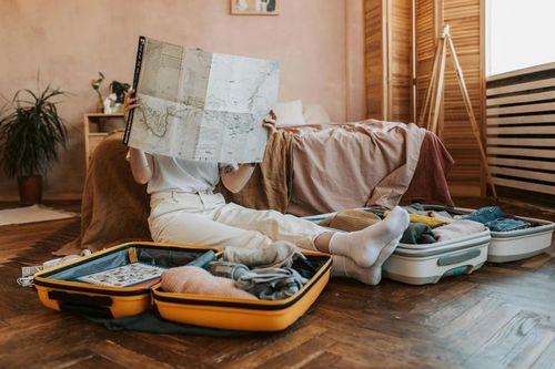  Đặt vali vào nhà tắm khi mới nhận phòng được xem là một “mẹo lưu trú” khá phổ biến. Ảnh: Vlada Karpovich/Pexels. 