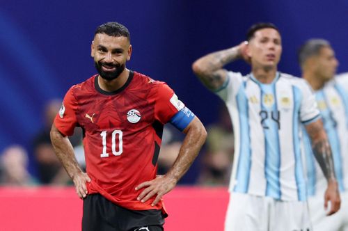  Salah cười bất lực khi trọng tài từ chối đề nghị xem VAR. 