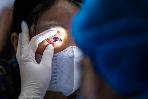 Những mảng vàng quanh mi mắt có thể liên quan rối loạn lipid máu, nhưng phần lớn người bệnh không có triệu chứng và chỉ được phát hiện qua xét nghiệm. Ảnh minh họa: Đinh Hà.