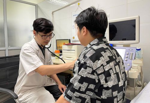 Bác sĩ Nguyễn Hoàng Giang, Phó trưởng khoa Nội tiết và Các bệnh chuyển hóa, Bệnh viện Thanh Nhàn, thăm khám cho bệnh nhân trẻ. Ảnh: Phương Anh.
