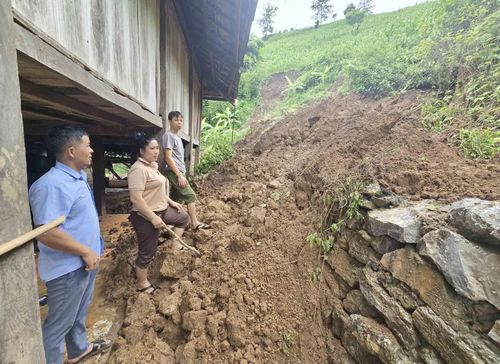 Rạng sáng 8/7, nhiều địa phương ở Lai Châu tiếp tục có mưa lớn, gây thiệt hại về tài sản của người dân. Tại bản Giao Chản (xã Khổng Lào), ngôi nhà 2 tầng kiên cố nằm bên bờ suối của gia đình anh Lý Văn Quang bị sụp đổ hoàn toàn do sạt lở ăn sâu, khoét vào phần móng nhà. Chợ San Thàng thuộc phường Tân Phong nước lũ tràn về nhanh khiến nhiều khu vực bị ngập, gây hư hại nhiều vật dụng. Tại bản Mỏ (xã Sin Suối Hồ), nước lũ tràn nhanh đã gây ngập úng một số nhà dân…