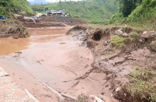 Ngoài ra, nhiều điểm bị sạt lở tại tỉnh lộ 137 khiến giao thông tạm thời bị gián đoạn. Đoạn qua bản Nậm Mạ đến chiều ngày 7/7 mới có thể lưu thông do lượng đất đá sạt xuống lớn. Bên cạnh đó, dọc tuyến đường này nhiều điểm ta luy dương cao, nếu trong những ngày tới mưa lớn, nguy cơ sạt lở cao vẫn tiếp tục.