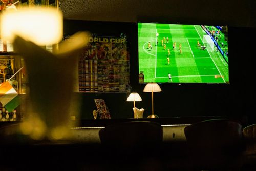 Tinh thần bóng đá lan tỏa đến nhiều nơi trong mùa World Cup, có thể ảnh hưởng đến thái độ làm việc của một bộ phận nhân sự. Ảnh minh họa: Hoài Bảo.