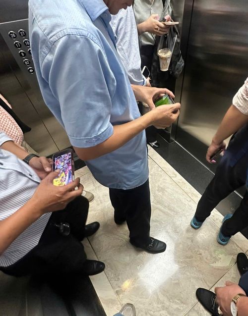 Nhân sự tại công ty Hồng Phước theo dõi bóng đá ở cả thang máy, hành lang, pantry và văn phòng trong mùa World Cup.