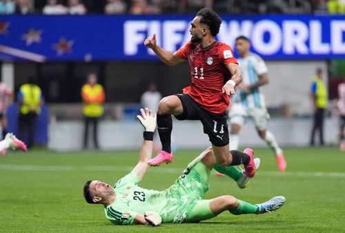  Ziko suýt đã có cú đúp vào lưới Emiliano Martinez. Ảnh: Reuters. 