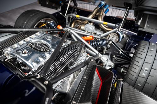  Pagani Huayra 70 Derecho được trang bị động cơ V12 twin-turbo 6.0L vốn do Mercedes-AMG lắp ráp, sản sinh công suất tối đa 864 mã lực và mô-men xoắn cực đại 1.100 Nm. 
