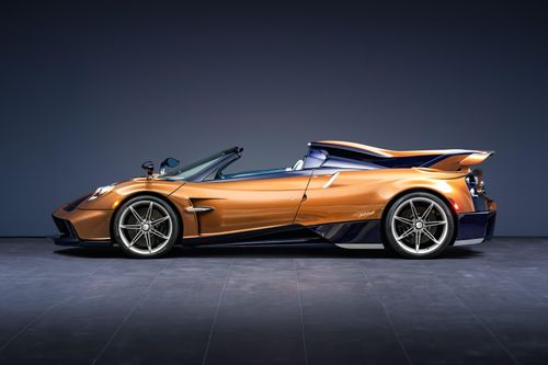  Pagani Huayra 70 Derecho nổi bật với lớp sơn độc quyền cam Pearl Orange và xanh Inky Blue, được phát triển để làm nổi bật kết cấu sợi carbon dạng xương cá đặc trưng. 