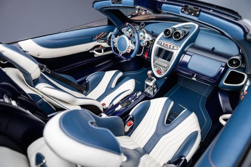  Pagani nhấn mạnh sự liên kết giữa ngoại thất và nội thất, với các chi tiết màu cam Pearl Orange tạo thành một "sợi chỉ xuyên suốt" trong toàn bộ thiết kế của Huayra 70 Derecho. 