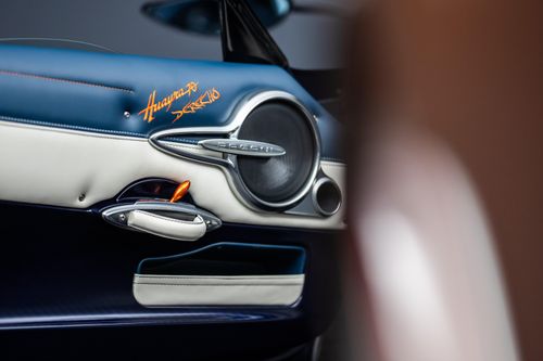 Ông Horacio Pagani cho biết: "Cam kết hàng ngày của chúng tôi là dành sự chú ý tối đa cho từng chi tiết nhỏ nhất, nỗ lực hướng tới sự hài hòa thiết yếu giữa hình thức và chức năng, trí tuệ và kỹ thuật chế tác, giống như Leonardo da Vinci đã dạy chúng ta". 