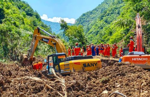 Lực lượng Cứu hỏa và Cứu hộ Cơ động tỉnh Cam Túc tiến hành các hoạt động cứu hộ tại hiện trường vụ sạt lở đất ở tỉnh Cam Túc. Ảnh: Tân Hoa Xã.