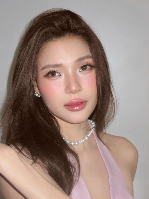 Thúy Diễm sinh năm 1986, là gương mặt quen thuộc của màn ảnh Việt. Trước khi ghi dấu với phim truyền hình và điện ảnh, cô từng hoạt động với vai trò người mẫu ảnh, sau đó chuyển hướng sang diễn xuất và được biết đến qua nhiều dự án như Cát đỏ, Gia đình là số 1, Gạo nếp gạo tẻ, Trạm cứu hộ trái tim hay Cám. Thúy Diễm kết hôn với diễn viên Lương Thế Thành vào năm 2016, sau thời gian bén duyên khi cùng hoạt động nghệ thuật. Cả hai có con trai đầu lòng năm 2018. 