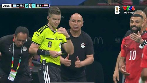 Ban huấn luyện và cầu thủ Ai Cập bức xúc về quyết định của trọng tài chính François Letexier
