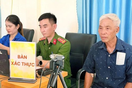 Ông Hồ Xuân Trường, người đạp xe gần 800km về quê, được xác thực thông tin trước khi lấy mẫu máu phục vụ xét nghiệm ADN
